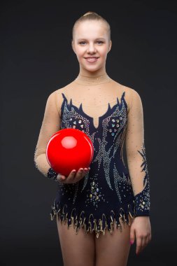 Kırmızı Top gymnastist kızla