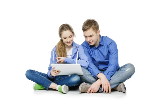 Adolescente edad chico y chica con tableta —  Fotos de Stock