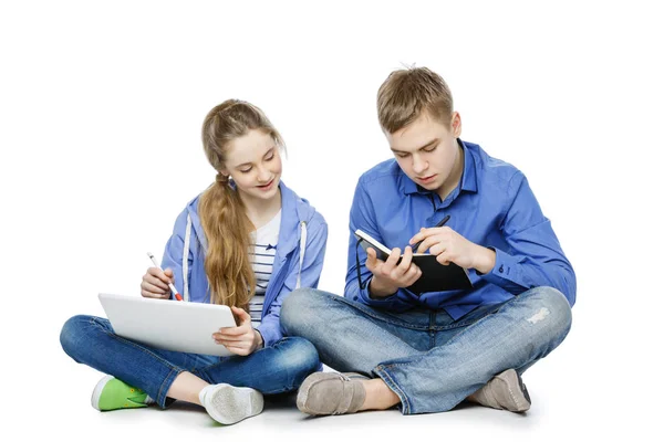 Adolescente niño y niña con tableta y portátil —  Fotos de Stock