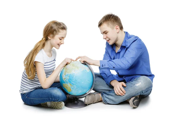 Adolescente menino e menina com terra globo — Fotografia de Stock