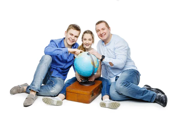 Padre con figli guardando globo terrestre — Foto Stock