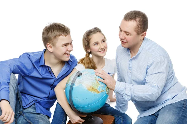 Père avec des enfants regardant le globe terrestre — Photo