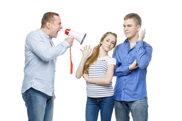 Father screaming at teenage children — Stock Photo, Image