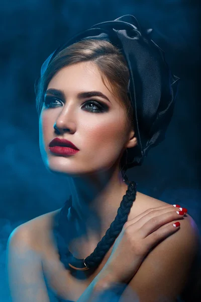 Schöne Mädchen mit hellem Make-up und Schal auf dem Kopf — Stockfoto