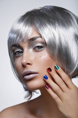 Gümüş peruk güzel kız