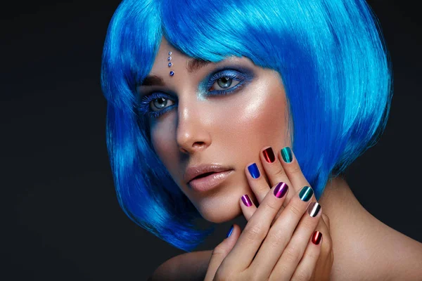 Hermosa chica en peluca azul —  Fotos de Stock