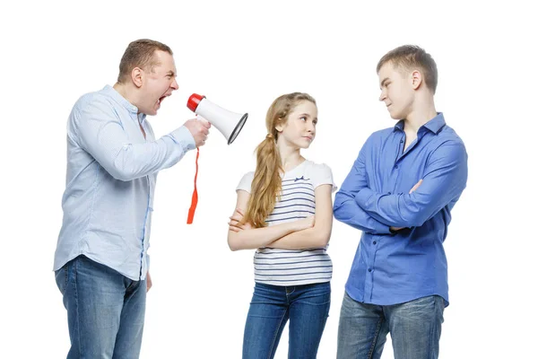Vader gillen bij tienerkinderen — Stockfoto