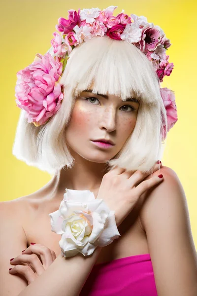 花のヘッド アクセサリーとピンクのドレスで美しい少女 — ストック写真