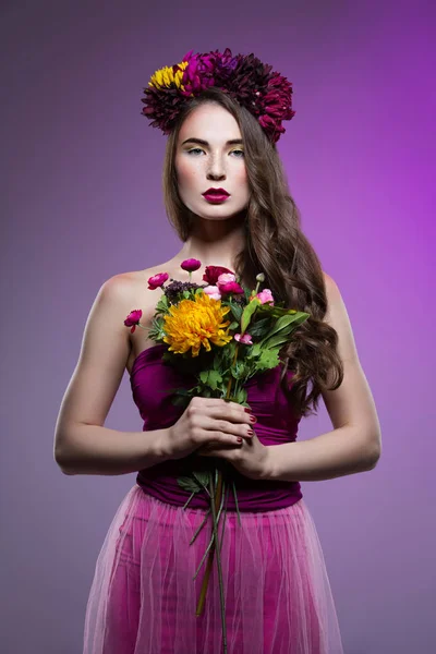 Krásná dívka s květinami na hlavě — Stock fotografie