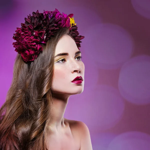 Красивая девушка с цветами на голове — стоковое фото