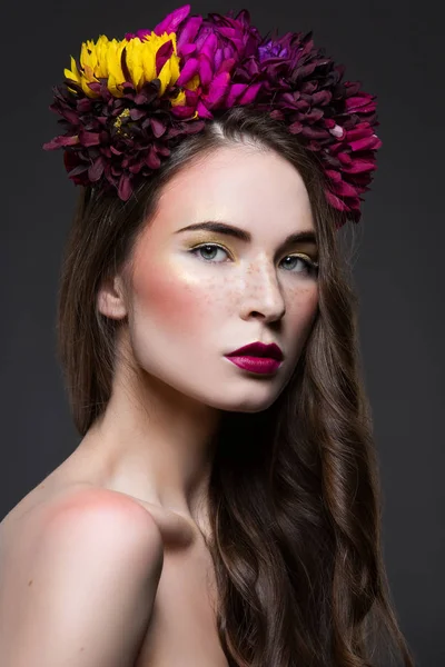 Menina bonita com flores na cabeça — Fotografia de Stock