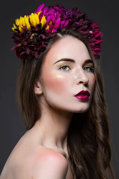 Menina bonita com flores na cabeça — Fotografia de Stock