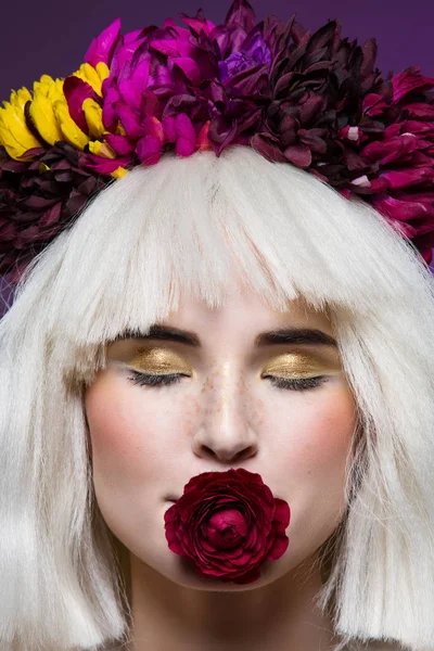 Όμορφο κορίτσι με τριαντάφυλλο στο στόμα — Φωτογραφία Αρχείου
