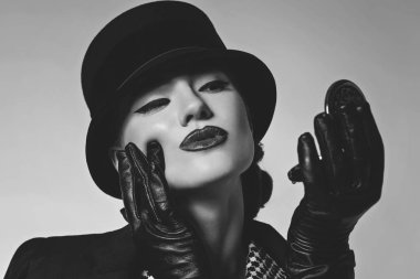 retro elbiseli güzel kadın