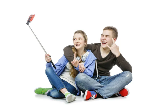 Adolescent garçon et fille prise selfie photo — Photo