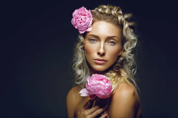 Gyönyörű lány, pünkösdi rózsa virág — Stock Fotó