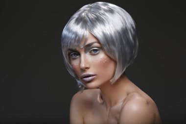 Gümüş peruk güzel kız