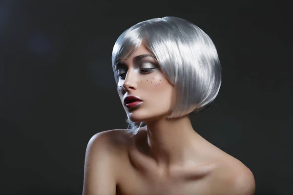 Gümüş peruk güzel kız — Stok fotoğraf