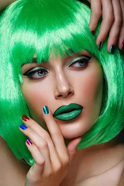 Mooi meisje in een groene pruik — Stockfoto