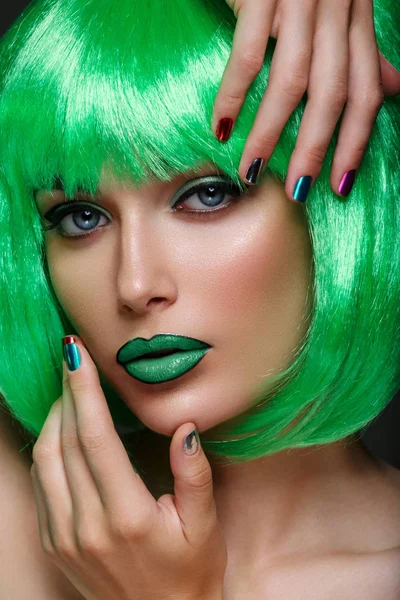 Hermosa chica en peluca verde —  Fotos de Stock