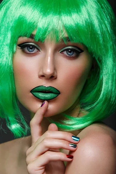 Mooi meisje in een groene pruik — Stockfoto