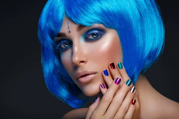 Hermosa chica en peluca azul —  Fotos de Stock