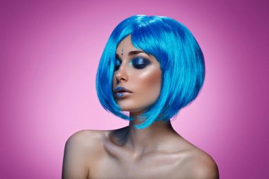 Güzel kız mavi peruk