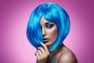 Güzel kız mavi peruk