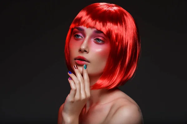 Menina bonita em peruca vermelha — Fotografia de Stock