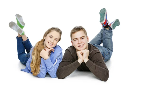 Підліток хлопчик і дівчинка роблять селфі фото — стокове фото