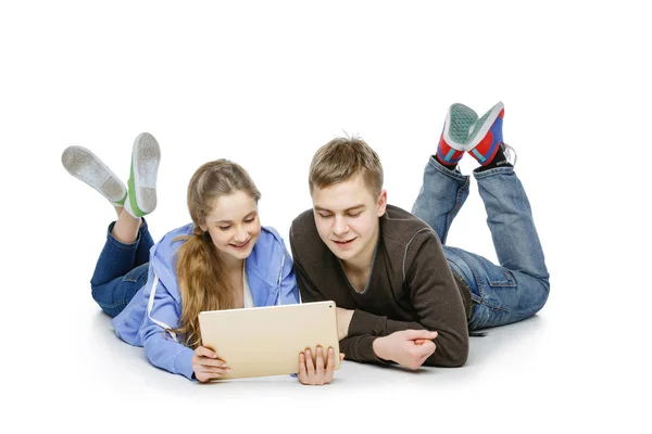 Adolescente chico y chica sentado con tabletas —  Fotos de Stock