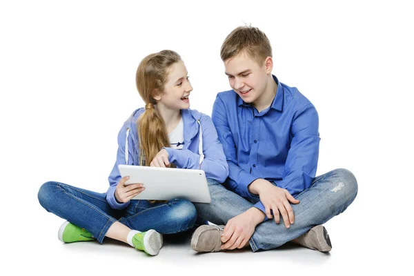 Adolescente chico y chica sentado con tabletas —  Fotos de Stock