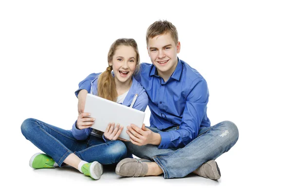 Adolescente chico y chica sentado con tabletas —  Fotos de Stock