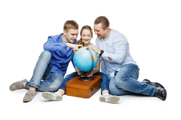 Père avec des enfants regardant le globe terrestre — Photo