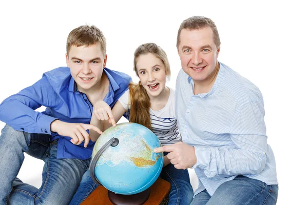 Pai com crianças olhando para o globo terrestre — Fotografia de Stock
