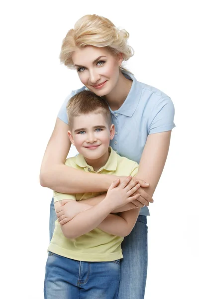 Jovem mãe abraçando filho — Fotografia de Stock