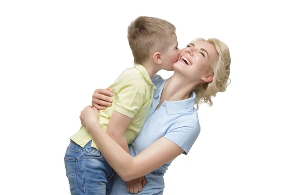 Jovem mãe abraçando filho — Fotografia de Stock