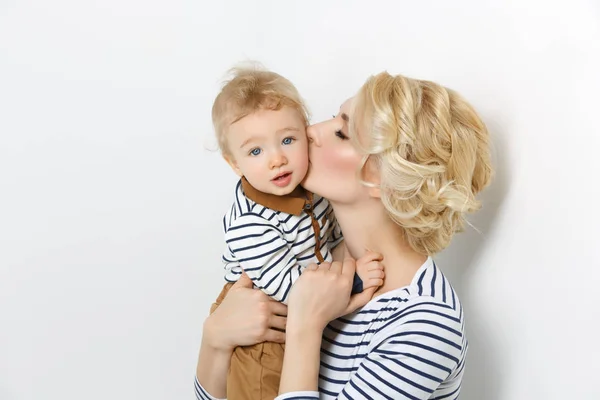 Mooie jonge vrouw met peuter — Stockfoto