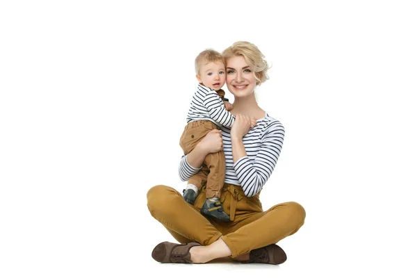 Frumoasa femeie tânără cu copil mic — Fotografie, imagine de stoc