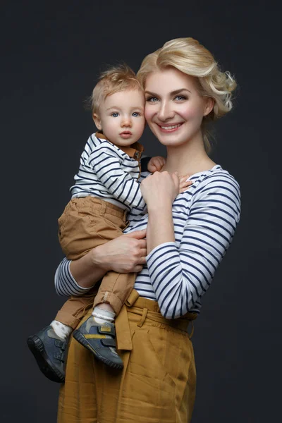Όμορφη νεαρή γυναίκα με το παιδί — Φωτογραφία Αρχείου