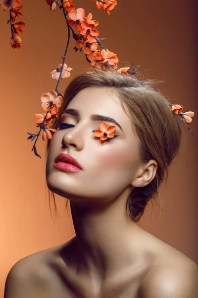 Menina bonita com ramo sakura — Fotografia de Stock