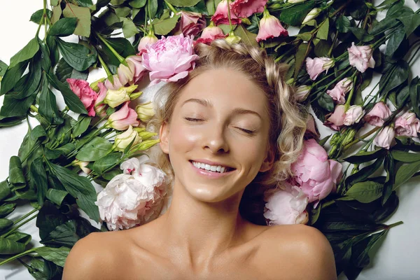 Belle fille couchée dans les fleurs — Photo