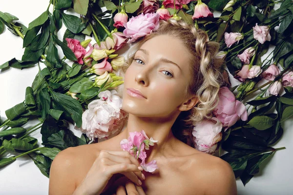 Belle fille couchée dans les fleurs — Photo