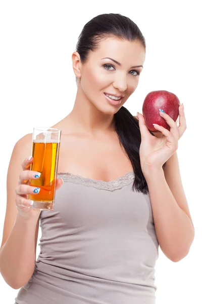 Schönes Mädchen mit Apfel und einem Glas Saft — Stockfoto