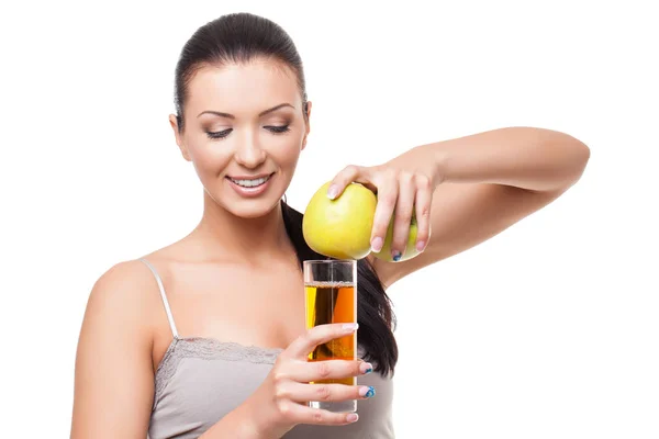 Schönes Mädchen mit Apfel und einem Glas Saft — Stockfoto