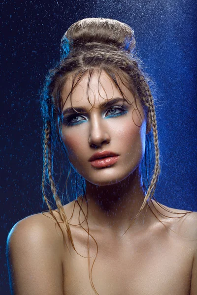 Menina bonita com maquiagem azul em gotas de água — Fotografia de Stock