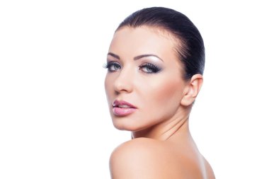 Koyu makyajlı güzel kız