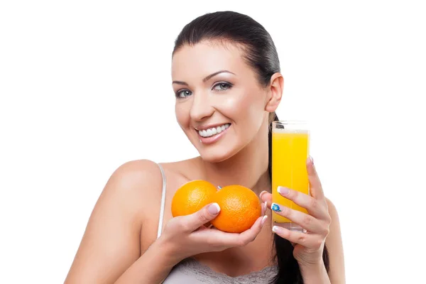 Hermosa chica con naranjas y jugo de naranja — Foto de Stock