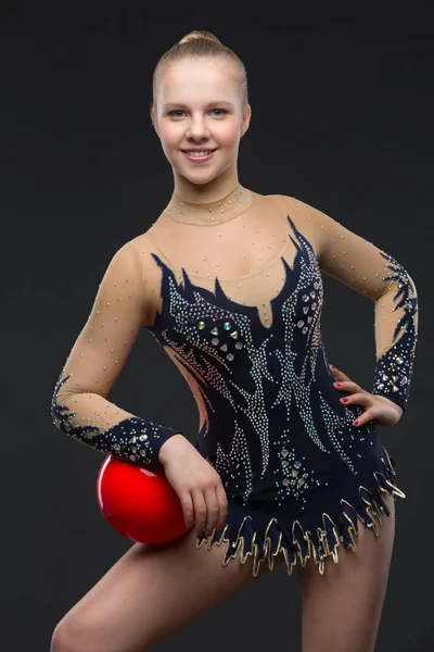 Chica gimnasta con bola roja —  Fotos de Stock