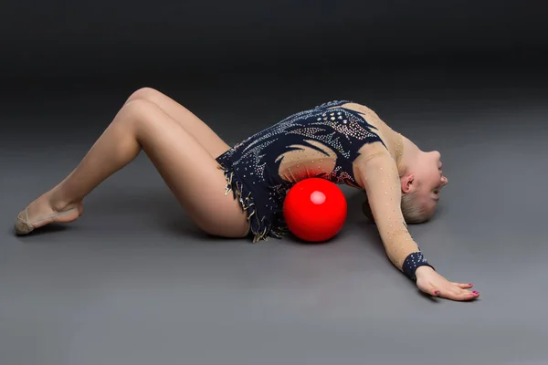 赤い球を持つ gymnastist 女の子 — ストック写真